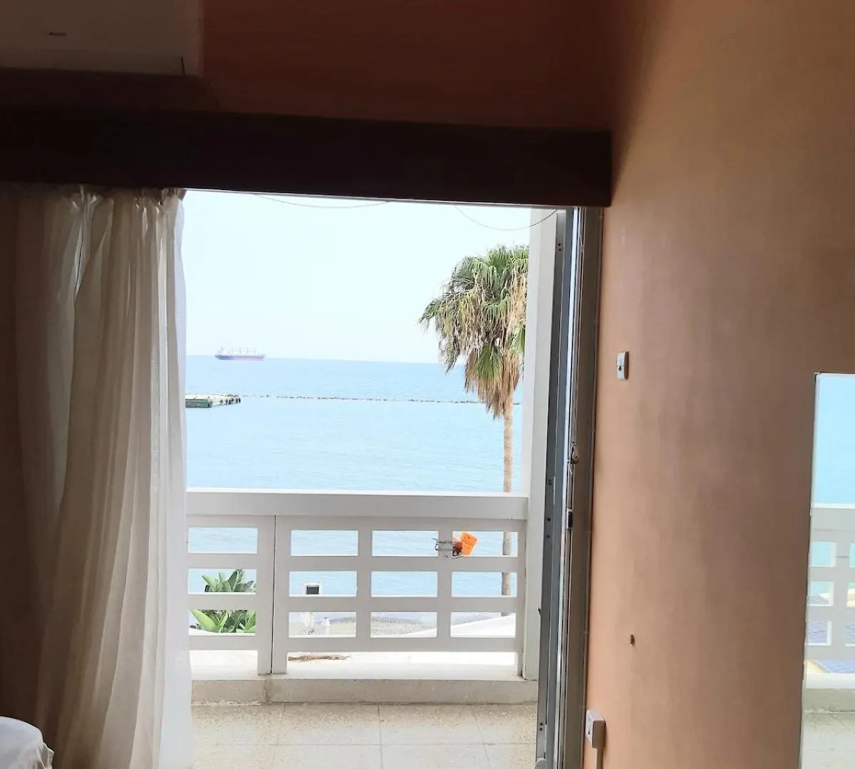 Enjoy Sunrise At Spacious 3Br Flat By The Seafront Voroklini 0*,
